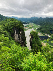 바위 사이로 보이는 세상