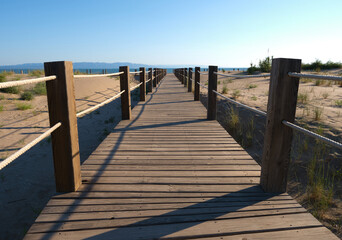 paseo de madera en una playa