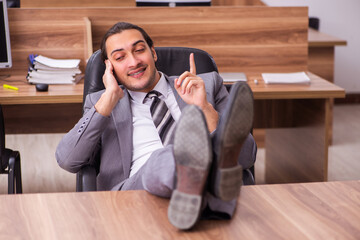 Obraz premium Young businessman employee sitting in the office
