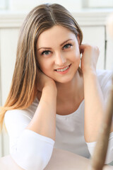 Naklejka premium The blonde girl is doing a photoshoot at home