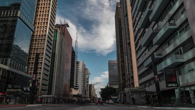motion timelapse da avenida Paulista em S&atilde;o Paulo, dia para noite no por do sol. transi&ccedil;ao e lightpaint 