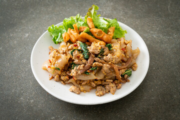 Stir-fried noodle with minced chicken and basil