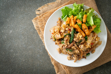 Stir-fried noodle with minced chicken and basil