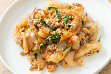 Stir-fried noodle with minced chicken and basil