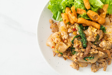 Stir-fried noodle with minced chicken and basil