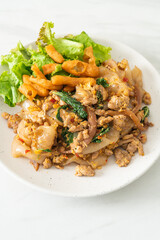 Stir-fried noodle with minced chicken and basil