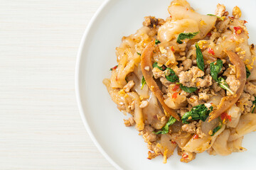 Stir-fried noodle with minced chicken and basil