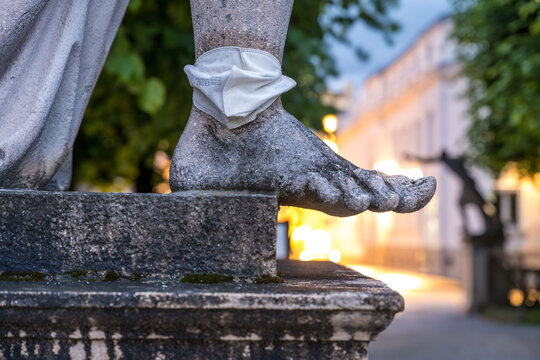 Statue mit FFP2-Maske am Fu&szlig;