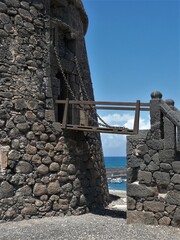 Zugbrücke mit Steinmauer des Torro del Toston / Alter Wachtturm in El Cotillo / Fuerteventura