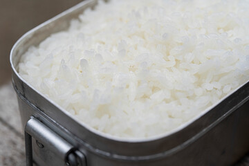 メスティンで炊いた炊きたて白ご飯
