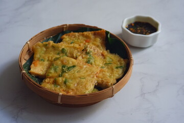 fried tempeh served with sauce 