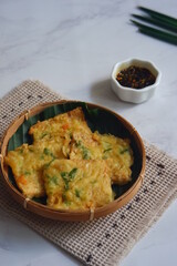 fried tempeh served with sauce 