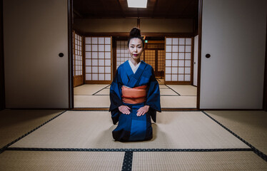 Fototapeta na wymiar Beautiful japanese woman in a traditional japanese house