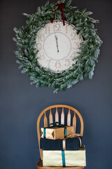 Obraz na płótnie Canvas Christmas clock and gift boxes