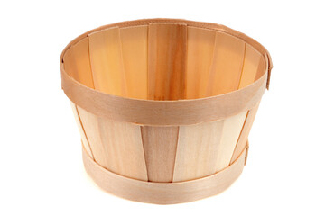 Round wooden crate close-up on white background | Cagette en bois ronde en gros plan sur fond blanc