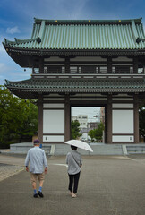 名古屋のお寺日泰寺の山門の風景と参拝しているシニア夫婦の姿