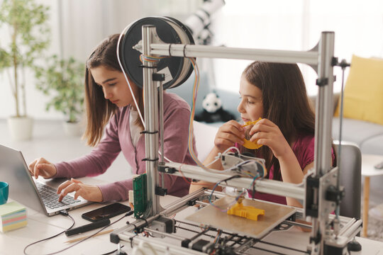 Young girls learning 3D printing at home - Powered by Adobe