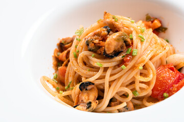 Piatto di deliziosi spaghetti con cozze, pomodorini e bottarga, Cucina Italiana di mare 