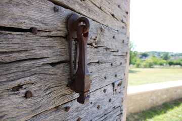 Porte ouverte sur village à la campagne, tourisme Lot, Occitanie