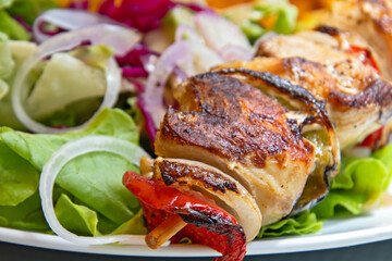 brochette de poulet grillé en gros plan