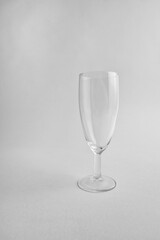 flûte à champagne sur fond blanc