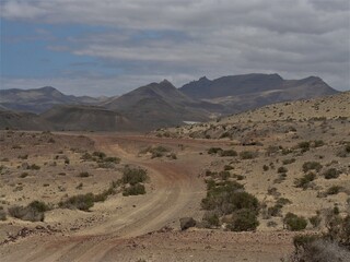 Staubige - unbefestigte Strasse in der öden Landschaft auf Fuerteventura / Kanaren