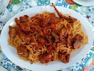 un ricco e gustoso piatto di spaghetti con aragosta tipico della tradizione sarda