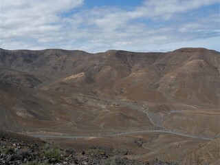 Landschaften im Gebirge mit Strassen auf der Insel Fuerteventura
