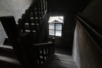 階段のある古いアパート