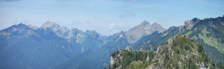 Obraz premium Spannende Grat-Wanderung am Pürschling: Blick nach Westen Ri. Tannheimer Tal