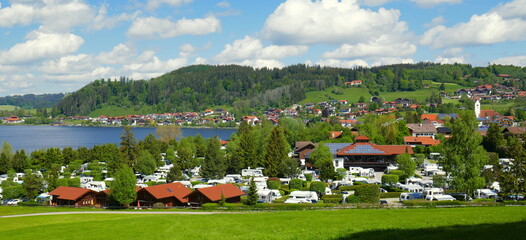 weites Panorama vom Campingplatz in Hopfen am See mit Wohnmobilen in malerischer Landschaft