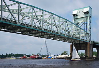 Fototapeta na wymiar Brücke über den Fluss Cape Fear River, Wilmington, North Carolina