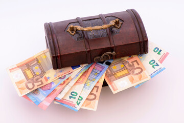 Euro Geldscheine liegen in einer Schatztruhe