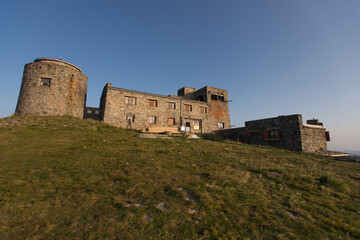 Obraz premium Building of former polish observatory, called White Elephant, located on the peak of Pip Ivan