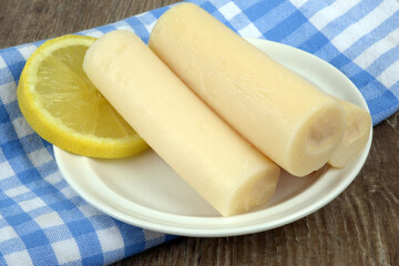 Cœurs de palmier dans une soucoupe avec une rondelle de citron en gros plan