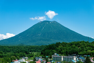 北海道の初夏の羊蹄山の風景