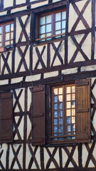 Architectures anciennes dans le centre-ville historique de Nérac, dans le Lot-et-Garonne