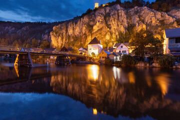 Essing im Altmühltal zur blauen Stunde bei Nacht mit spiegelung