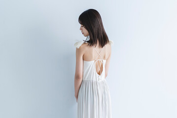 Fototapeta premium 白いワンピースの女性