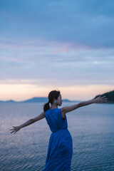 Fototapeta premium 夕暮れの海にいる女性