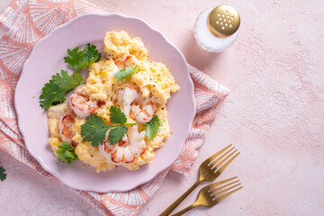 scrambled eggs with shrimp and cilanto