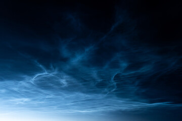 Fototapeta na wymiar Leuchtende Nachtwolken 