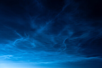 Fototapeta na wymiar Leuchtende Nachtwolken 