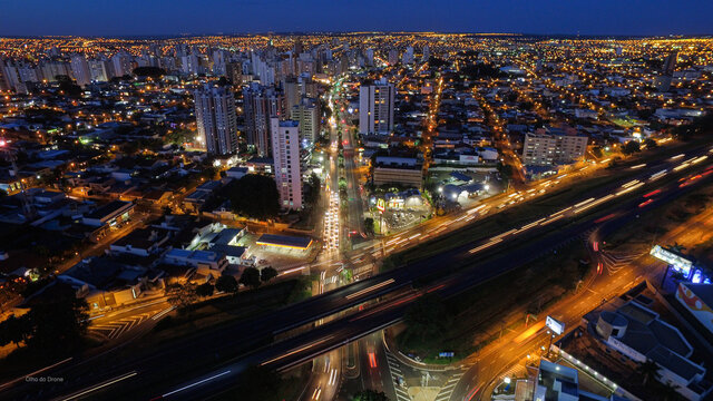 Foto noturna em longa exposi&ccedil;&atilde;o do cruzamento da rodovia Whashington Luiz e avenida Alberto Andal&oacute;.