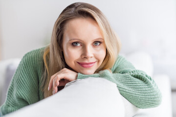 Naklejka premium Photo of young attractive cheerful woman happy positive smile rest relax weekend sit sofa dream enjoy home