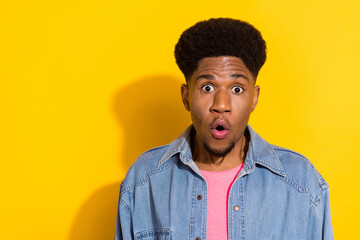 Obraz premium Photo of amazed shocked afro american man stand empty space sale news isolated on yellow color background