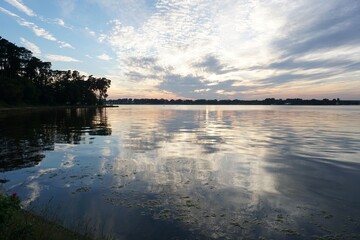 Nadchodzący zachód słońca nad jeziorem