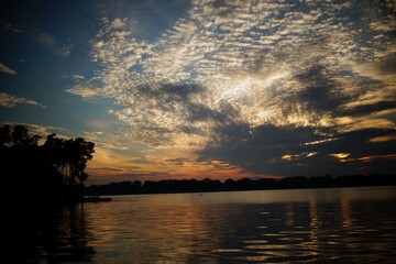 Zachód słońca nad jeziorem chmury i kolory