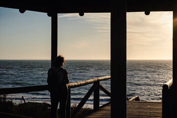 La silueta de una mujer al atardecer, en un mirador en la playa de Punta Candor, en el municipio de...