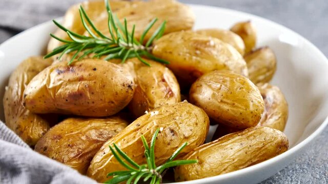 roasted potatoes with rosemary and salt